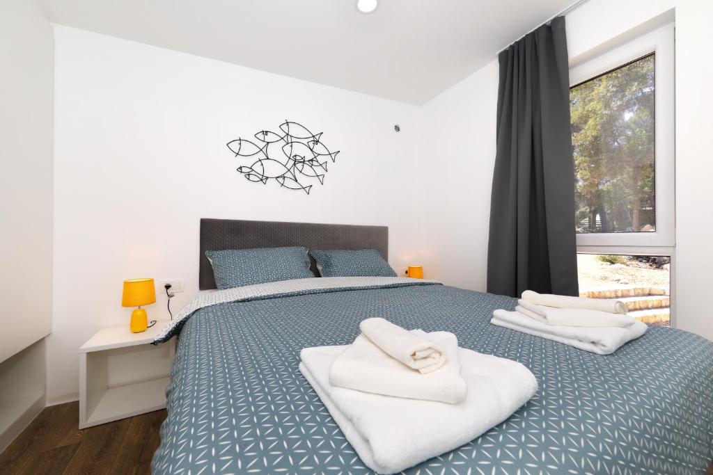 Postel nebo postele na pokoji v ubytování Pine Beach Pakostane Glamping Homes - All Inclusive light