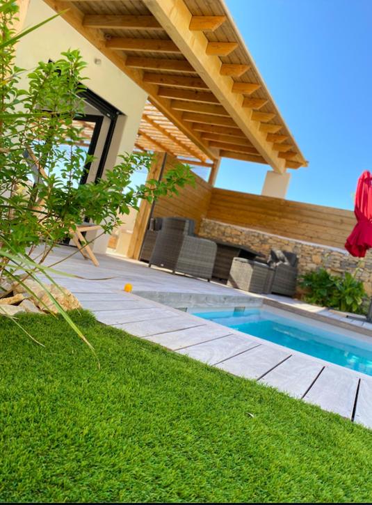 Bazén v ubytování le pool house nebo v jeho okolí
