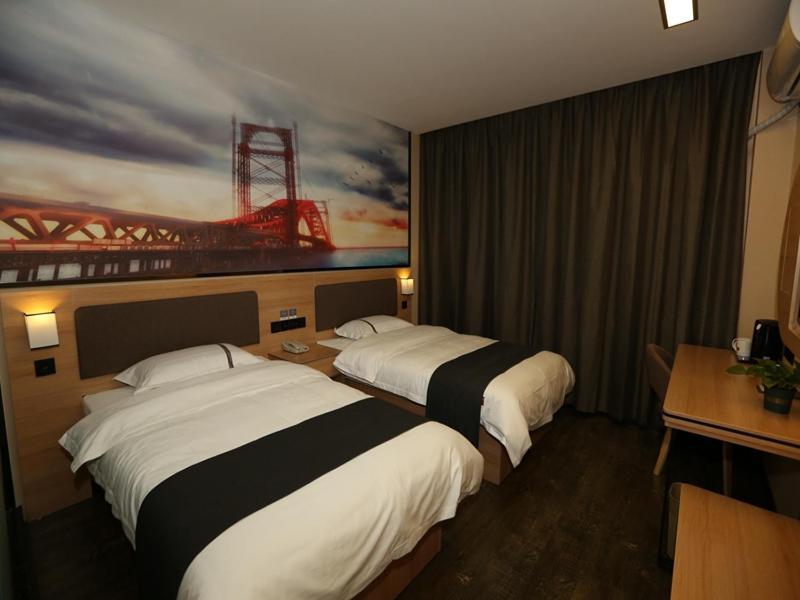 A bed or beds in a room at Thank Inn Chain Hotel Shanxi Xinzhou Xinfu District Xuefu East Street Heping Square