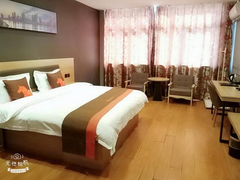 Krevet ili kreveti u jedinici u objektu JUN Hotels Jiangsu Nantong Tongzhou West Jinsi Road Hantang Impression