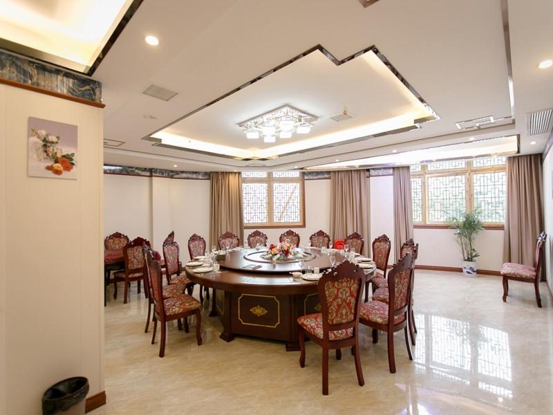 ein großes Esszimmer mit einem Tisch und Stühlen in der Unterkunft JUN Hotels Yingtan Guixi Chengnan Bus Station in Yingtan