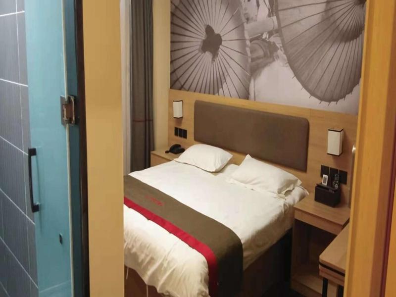 1 dormitorio con 1 cama en una habitación en Thank Inn Chain Hotel Xinxiang Yuanyang Jianshe Road Hualong Shangjun, en Xinxiang