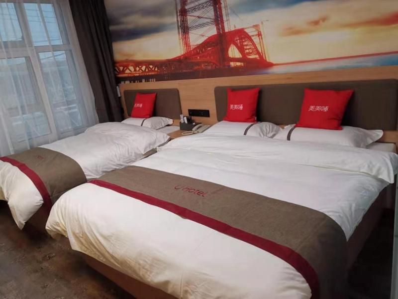a group of three beds in a room at Thank Inn Chain Hotel Shanxi Changzhi Huguan County Bus Station Store in Changzhi