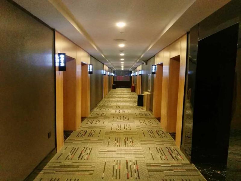 a hallway of a building with a long hallwayngth at Thank Inn Plus Hotel Shanxi Changzhi District Changzhi College in Changzhi