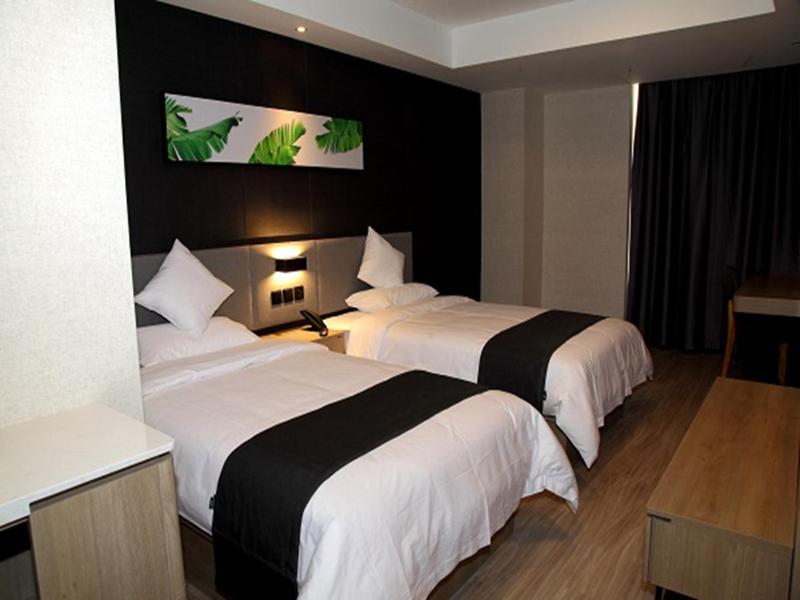 duas camas num quarto de hotel com duas camas sidx sidx em Up And In Shan'xi Xi'an Weiyang District Yangguang Beijun em Xian