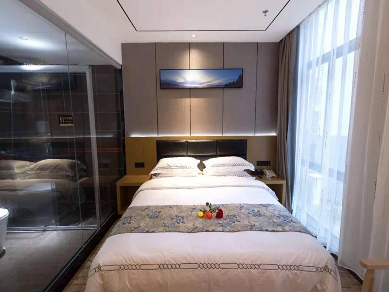 Un pat sau paturi într-o cameră la Thank Inn Chain Hotel Ganzhou Zhanggong District Wanxiang City