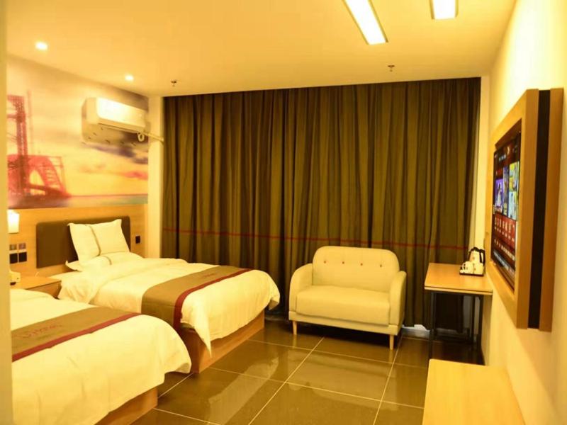 Fuzhou的住宿－尚客优酒店江西抚州临川区东华理工大学店，酒店客房,配有两张床和椅子