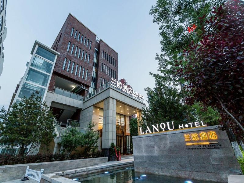 承徳市にあるLano Hotel Hebei Chengde Shuangqiao District Herun New Cityの看板が目の前にある建物