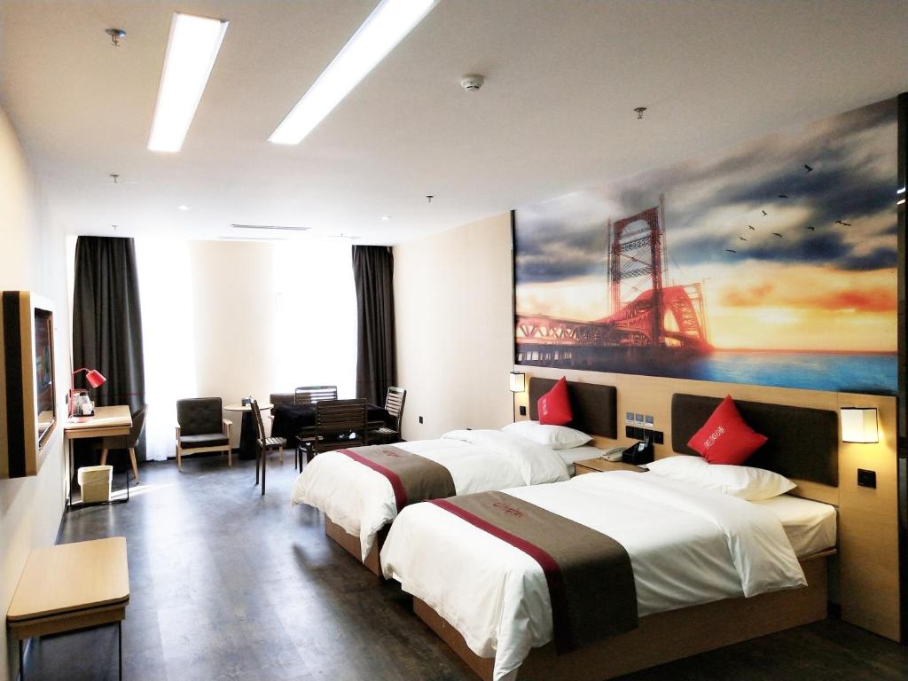 Habitación de hotel con 2 camas y escritorio en Thank Inn Plus Hotel Guizhou Qiannan Duyun Wanda Plaza Store 