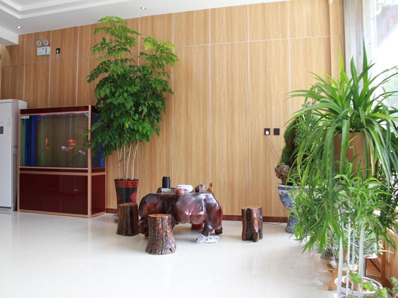 a room with an elephant table and some plants at JUN Hotels Laiwu Laicheng District Changshao North Road in Laiwu