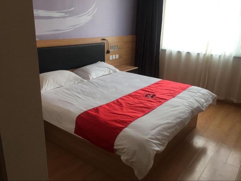 石家荘市にあるThank Inn Chain Hotel Hebei Shijiazhuang Jinzhou New Times Auto Plazaのベッド(赤と白の毛布付)