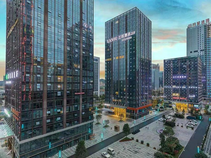 vistas a una ciudad con edificios altos en Lano Hotel Guizhou Zunyi Xinpu New District Linda Sunshine City, en Zunyi