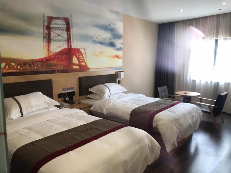 Postel nebo postele na pokoji v ubytování Thank Inn Chain Hotel Guangdong Dongguan Daling Mountain Guanchang Road