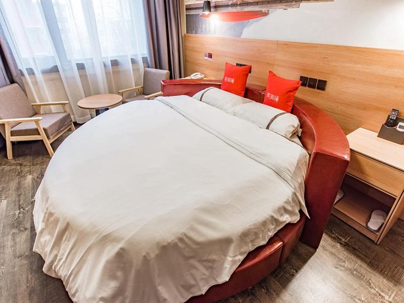 Voodi või voodid majutusasutuse Thank Inn Chain Hotel Luoyang Jianxi District Jianshe Road toas