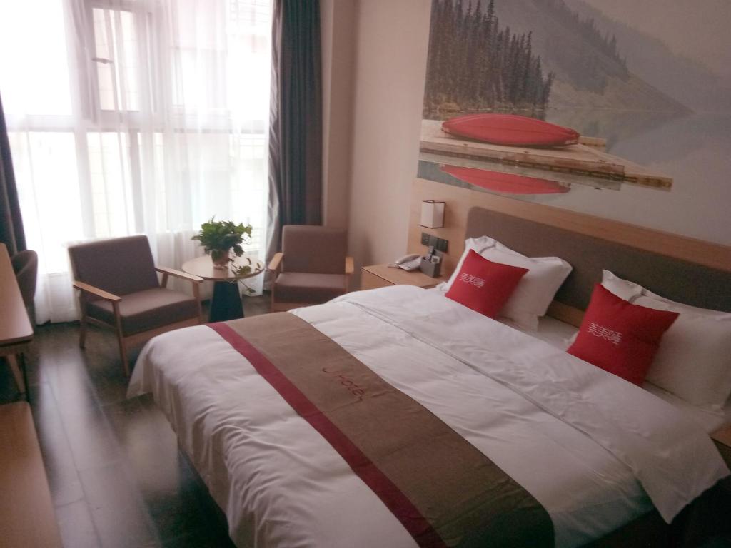 מיטה או מיטות בחדר ב-Thank Inn Plus Hotel Shanxi Taiyuan Xiaodian District Rongjun North Street High Speed Railway Station
