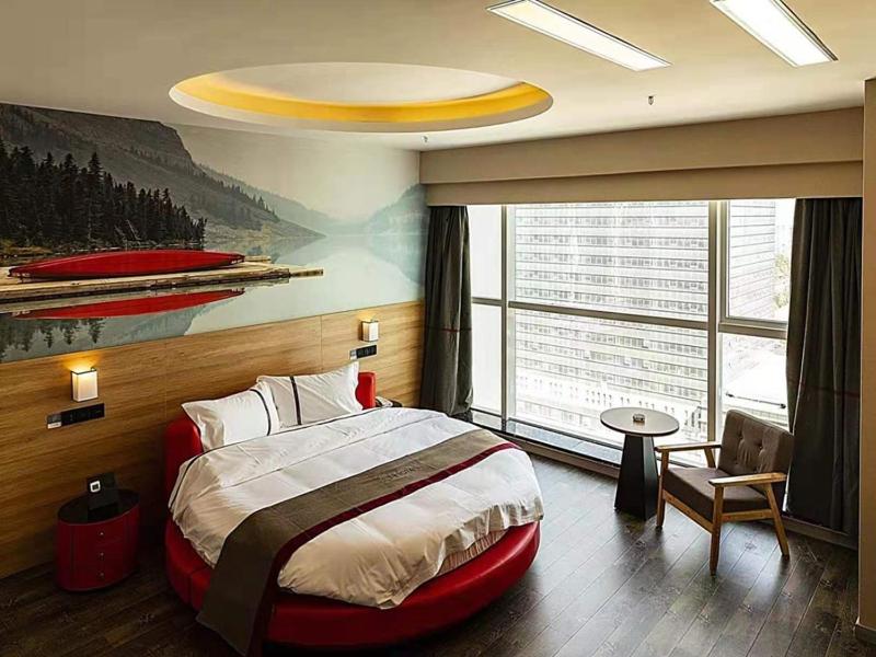 een slaapkamer met een groot bed en een groot raam bij Thank Inn Chain Hotel Hefei Baohe District Highspeed Times Square in Hefei