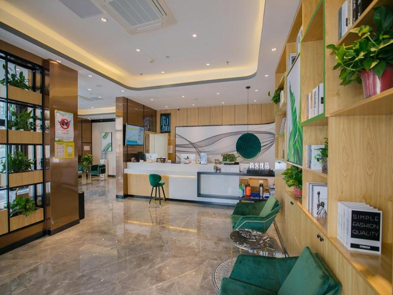 a large room with a kitchen with a counter at Up And In Zhejiang Shaoxing Zhuji Fengqiao Town in Shaoxing