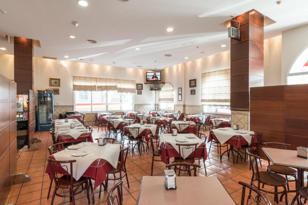 Un restaurante o sitio para comer en Hotel Romerito