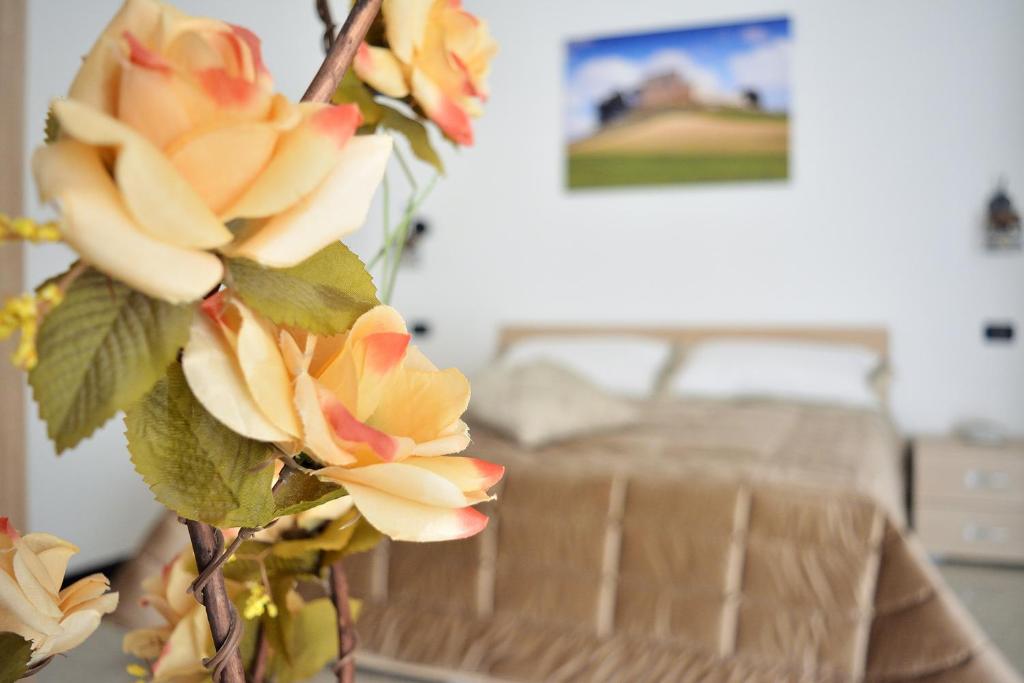普利亞區格拉維納的住宿－La Gravina，睡床前的一束鲜花