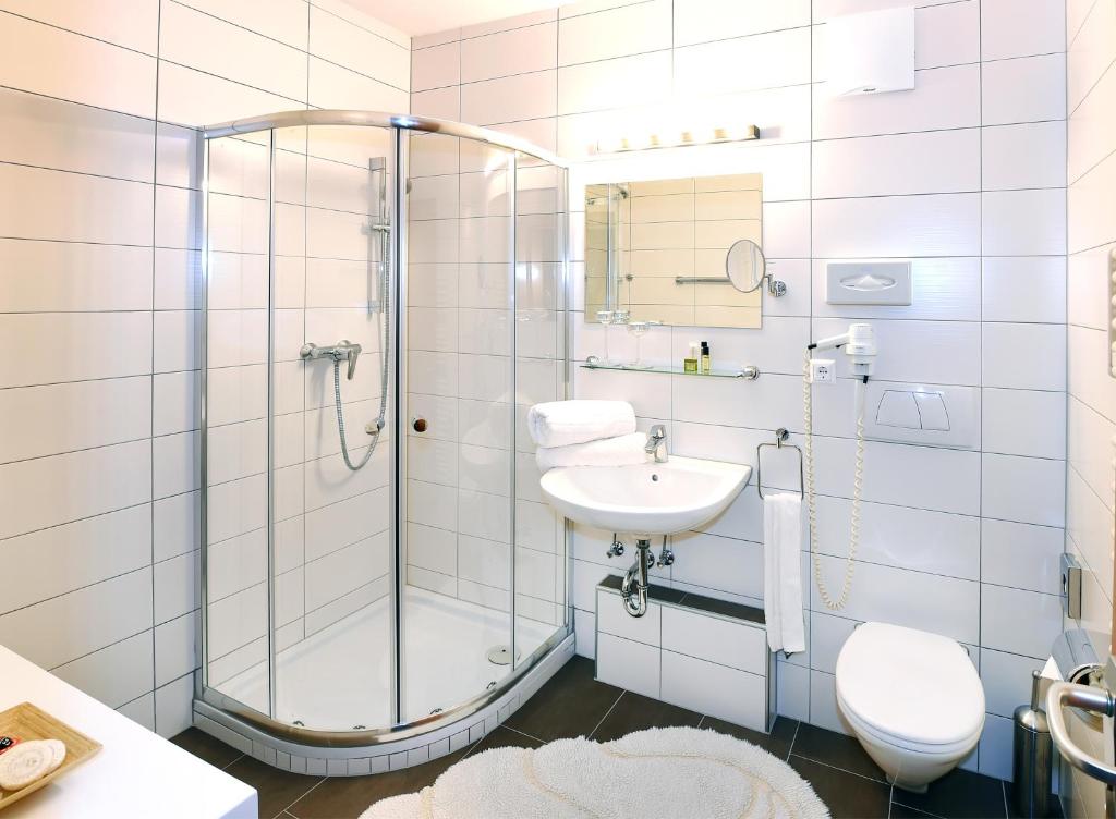 Um banheiro em Hotel Garni &quot;K&auml;rnten Inn&quot; mit direktem Seezugang und E-Ladestation