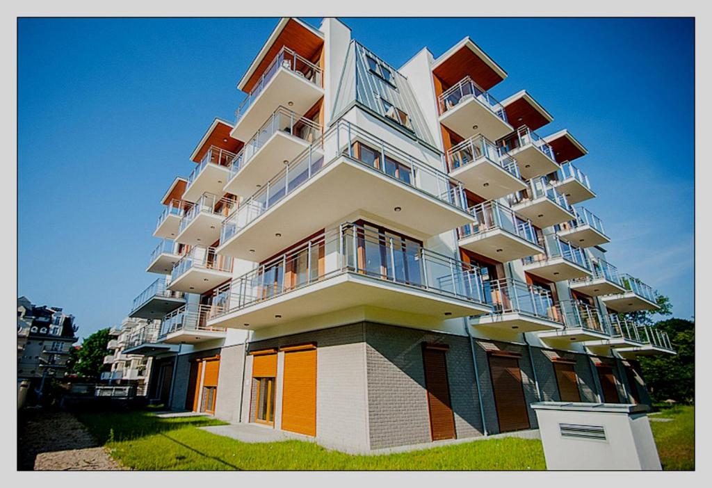 wysoki budynek z balkonami na boku w obiekcie Apartamenty na Wyspie - Villa Pegaz - Parking w Świnoujściu