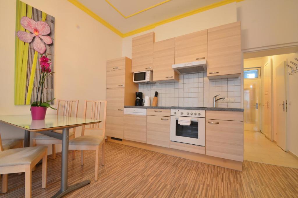 Cucina o angolo cottura di AJO Apartments - Messe City Flat - Self-Check-in