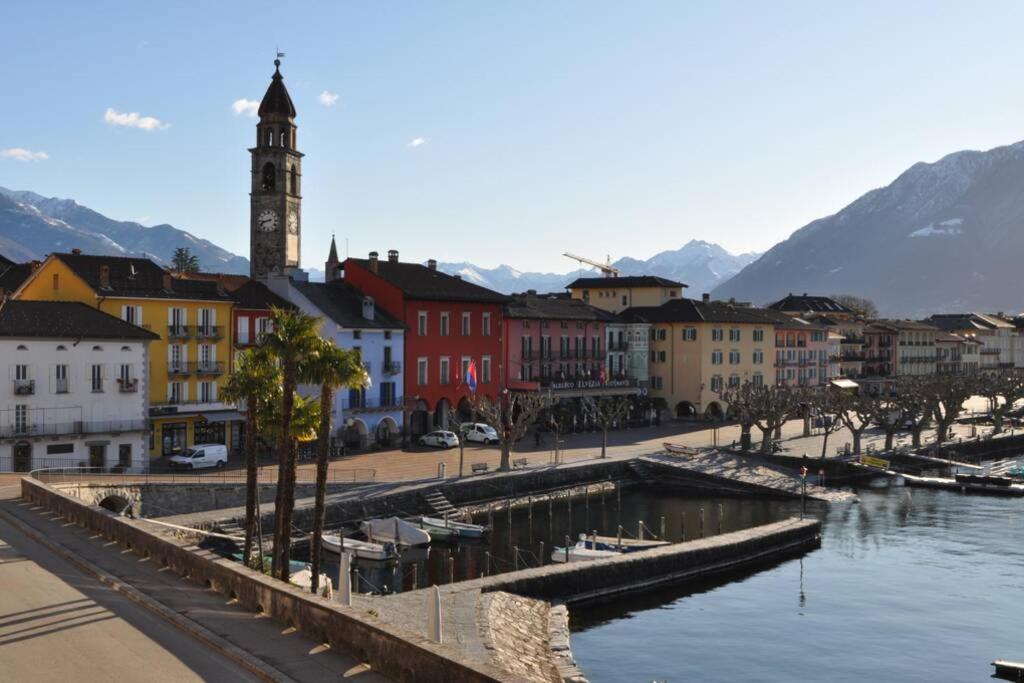una città con un fiume e edifici e una torre dell'orologio di Casa Cincillà ad Ascona