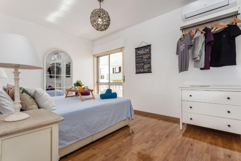 Un dormitorio con una cama y una cómoda. en Magic Theatre Faro Center, en Faro