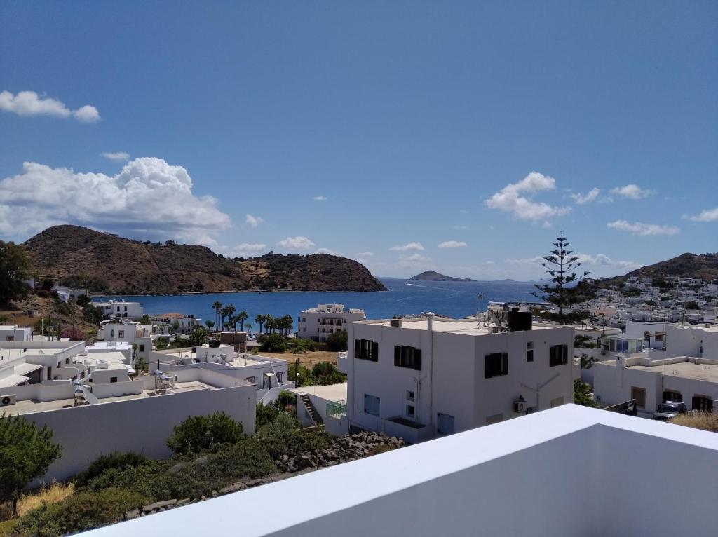 vistas a la ciudad desde el techo de una casa en KOMINOS HOUSES, en Patmos