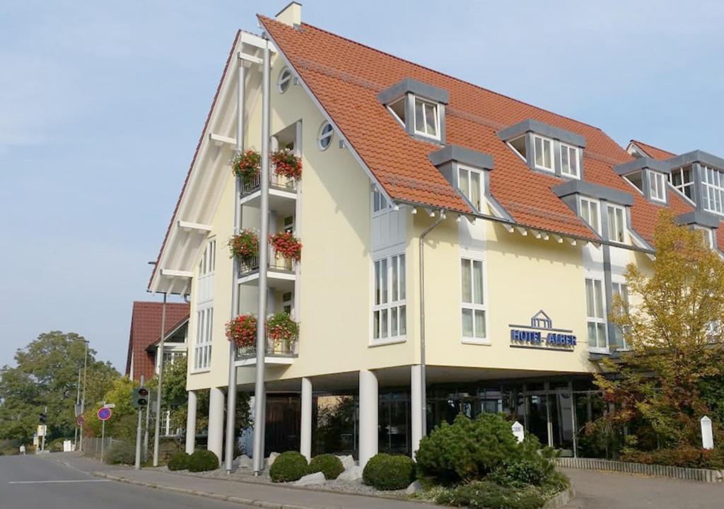 un gran edificio blanco con techo rojo en Hotel Alber, en Leinfelden-Echterdingen
