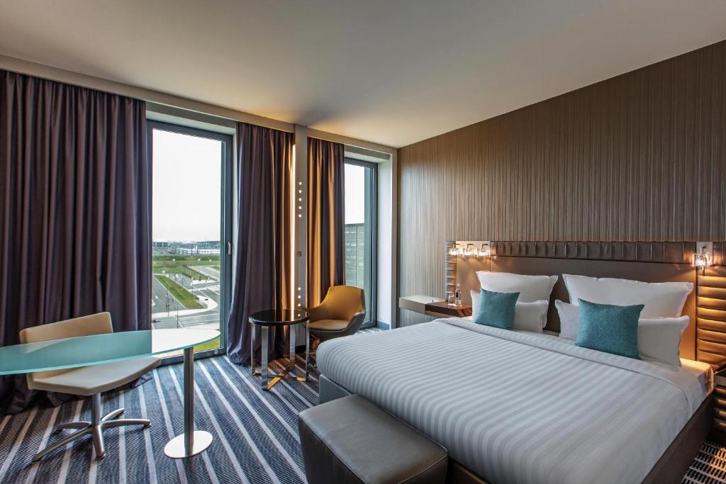Postel nebo postele na pokoji v ubytování Steigenberger Airport Hotel Berlin