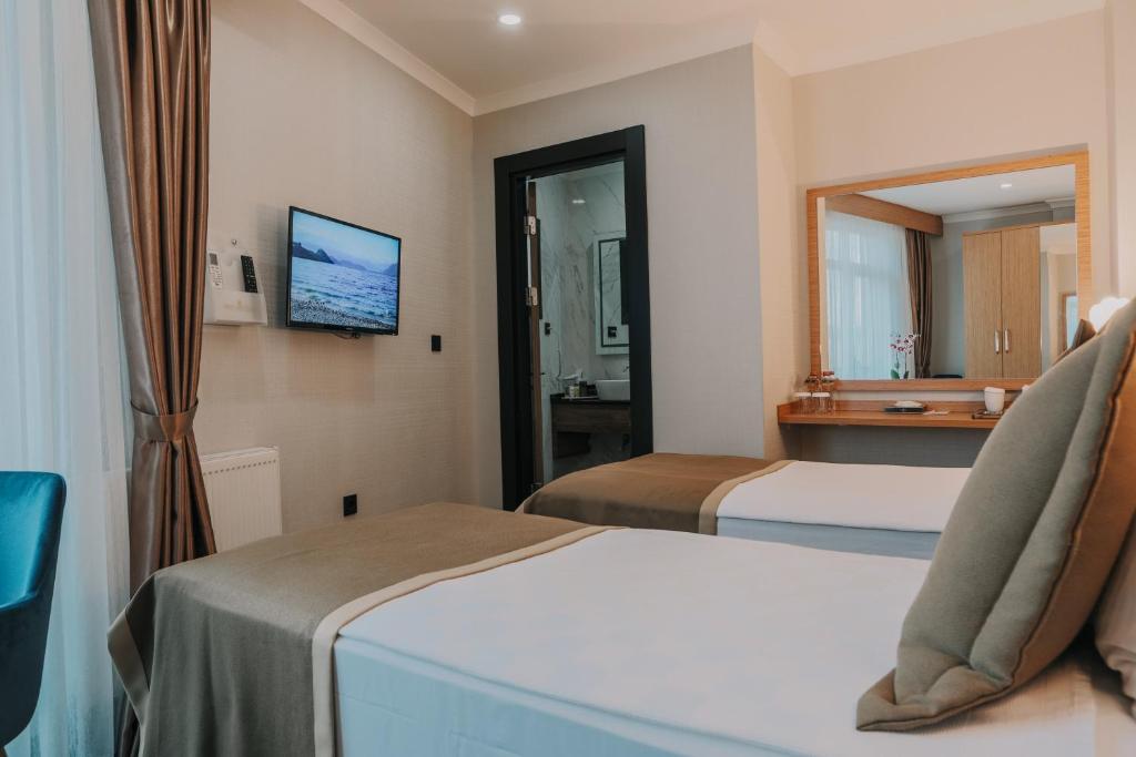 A bed or beds in a room at Otel Grand Lark İstanbul