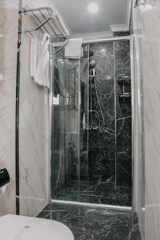 A bathroom at Otel Grand Lark İstanbul