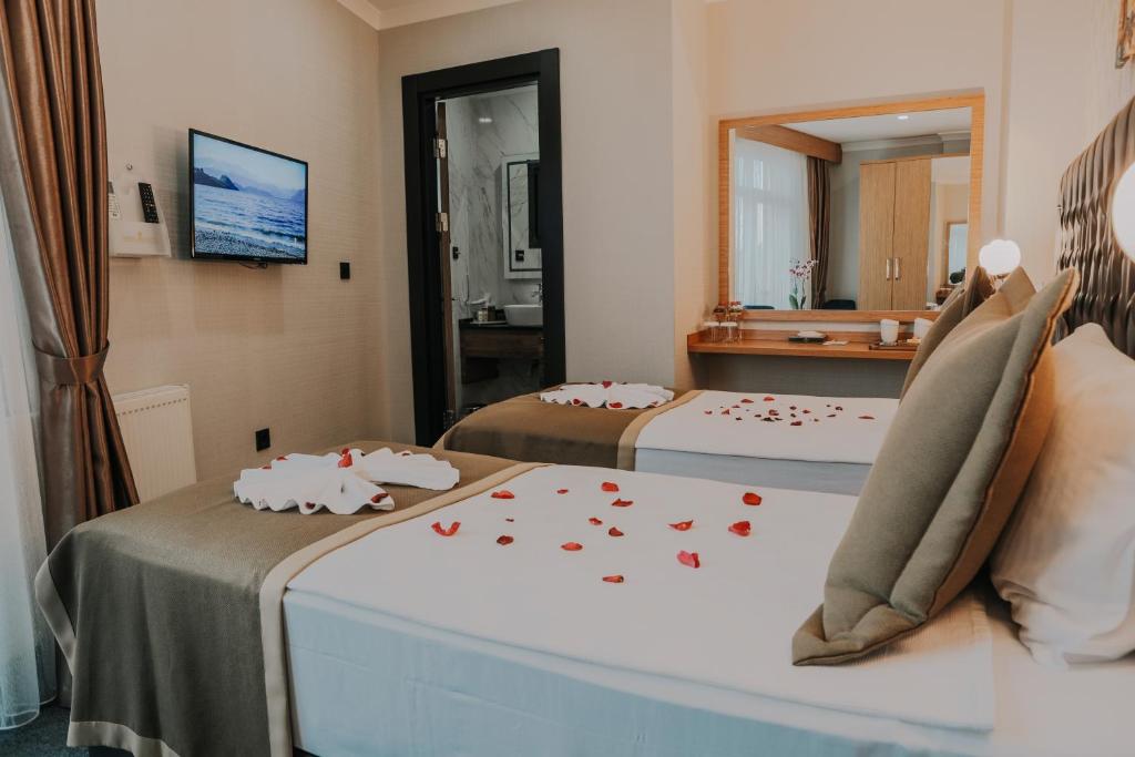 A bed or beds in a room at Otel Grand Lark İstanbul