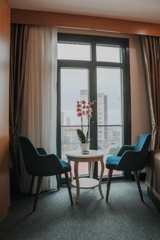 A seating area at Otel Grand Lark İstanbul