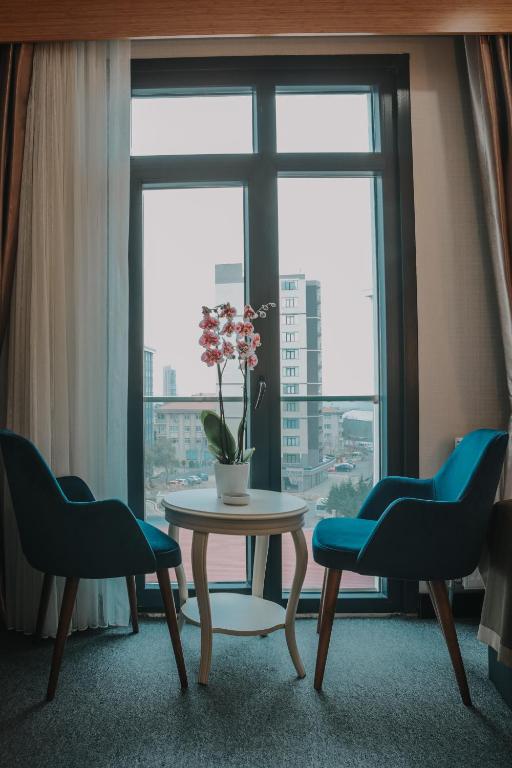 A seating area at Otel Grand Lark İstanbul