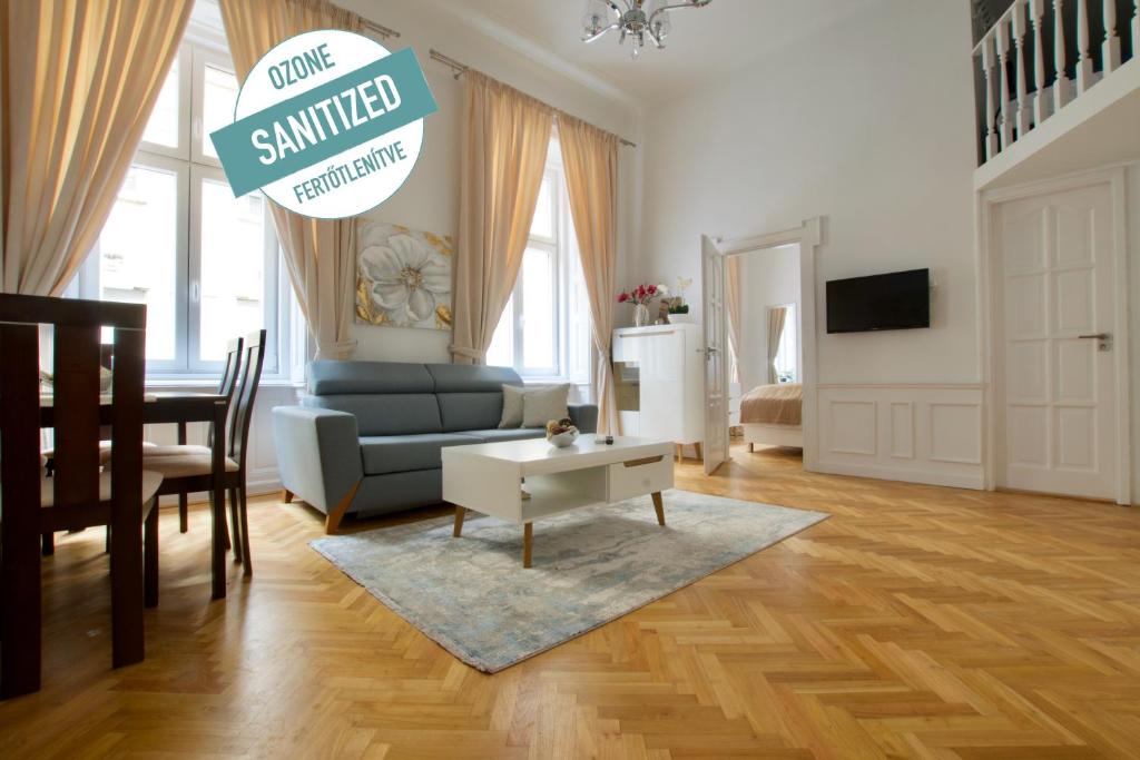 Televízia a/alebo spoločenská miestnosť v ubytovaní Luxury Apartment by Hi5 - Havas Street