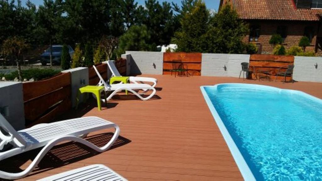 Bazén v ubytovaní Pensjonat pod Kasztanem alebo v jeho blízkosti