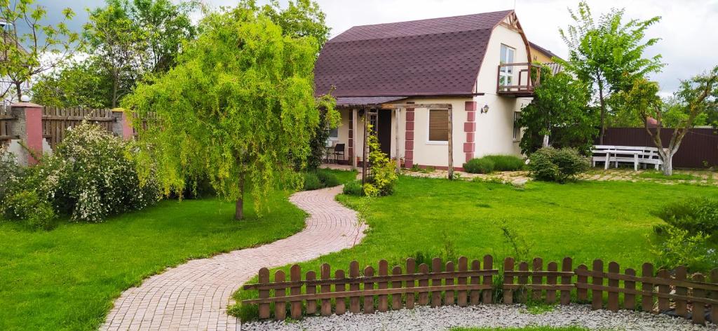 una casa con un passaggio di fronte a un cortile di Villa del Grossa Будинок з каміном та чаном на дровах a Kuchakiv