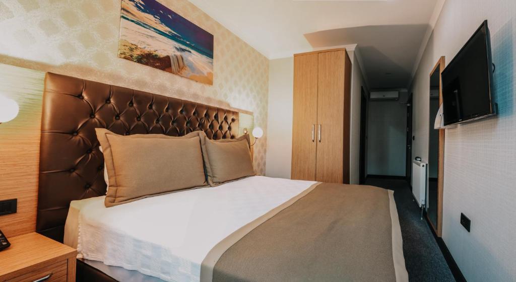A bed or beds in a room at Otel Grand Lark İstanbul