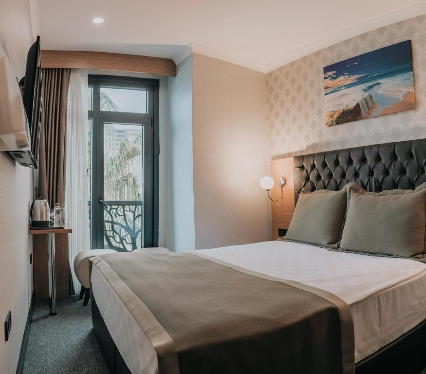 A bed or beds in a room at Otel Grand Lark İstanbul