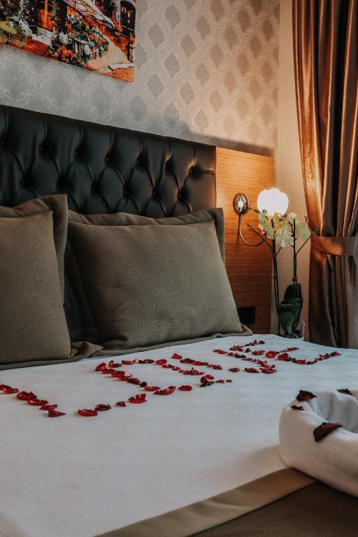 A bed or beds in a room at Otel Grand Lark İstanbul