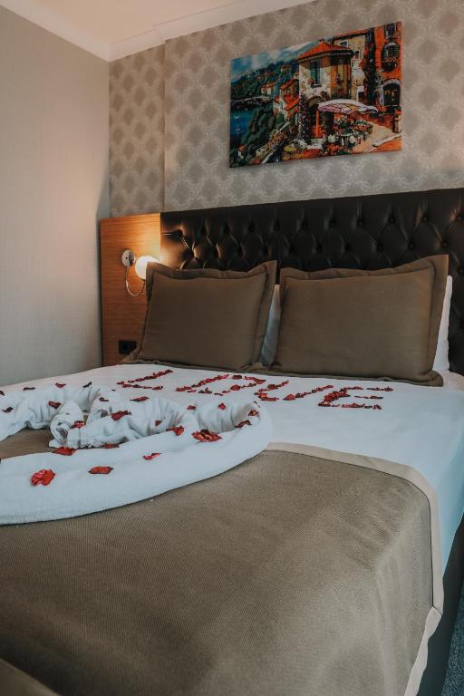 A bed or beds in a room at Otel Grand Lark İstanbul
