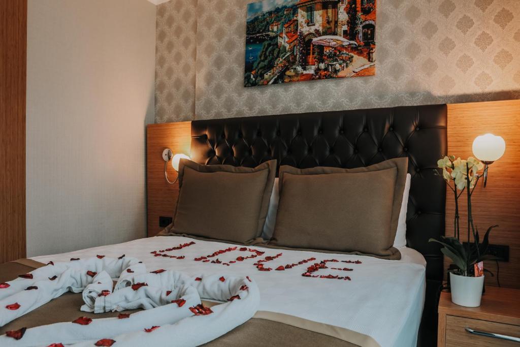 A bed or beds in a room at Otel Grand Lark İstanbul