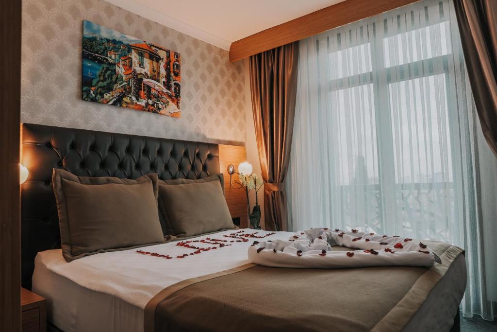 A bed or beds in a room at Otel Grand Lark İstanbul
