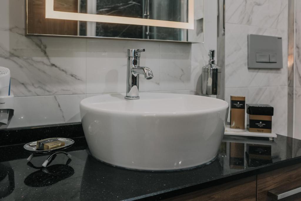 A bathroom at Otel Grand Lark İstanbul
