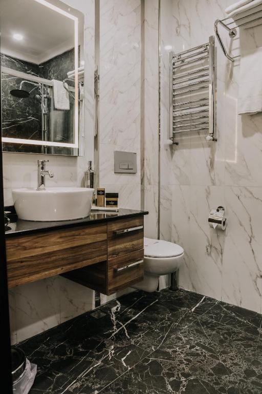 A bathroom at Otel Grand Lark İstanbul