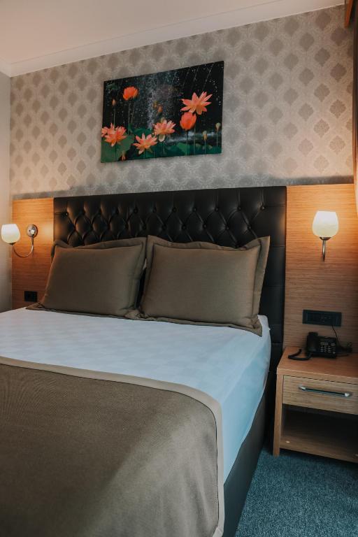 A bed or beds in a room at Otel Grand Lark İstanbul