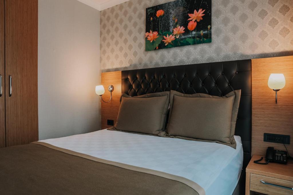 A bed or beds in a room at Otel Grand Lark İstanbul