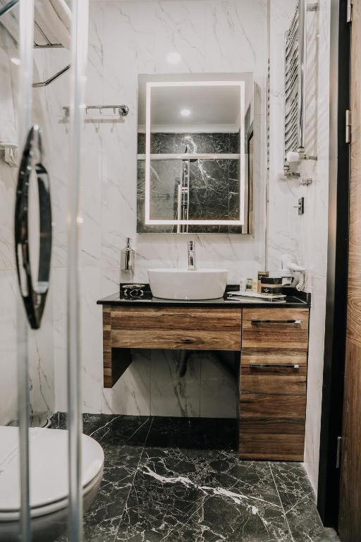 A bathroom at Otel Grand Lark İstanbul